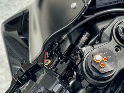 YAMAHA YZF-R1 2021 "CHIẾN BINH BÓNG TỐI" SIÊU CHẤT VỚI DÀN ĐỒ CHẤT CHƠI