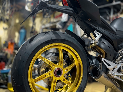 DUCATI STREETFIGHTER V4S VỪA ĐẬP THÙNG VỚI LOẠT OPTION CỰC KHỦNG 